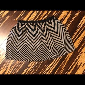 American Eagle Outfitters size S/M, Black and white zigzag Mini Skirt